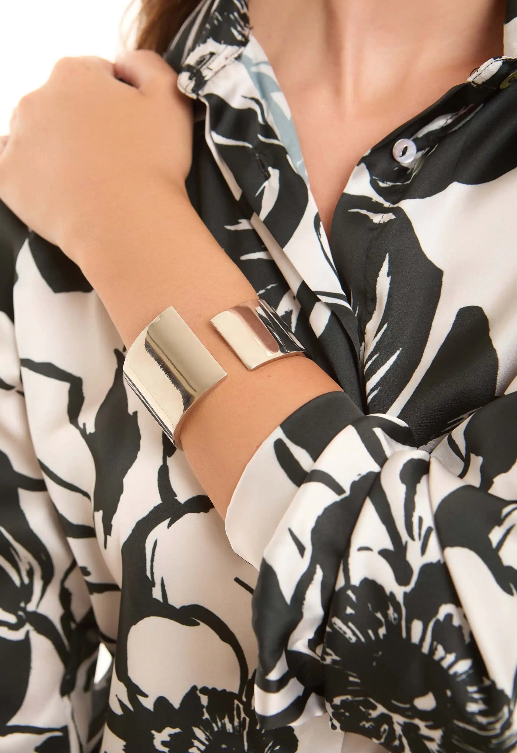 Minimalist Open-Edge Cuff with High-Gloss Finish