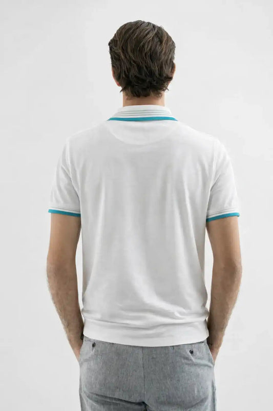 بولو أبيض بحواف متباينة