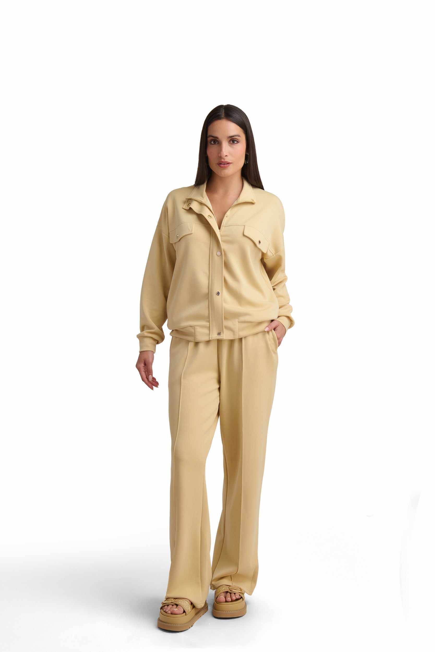 سويت جاكيت نسائي باللون البيج الرملي