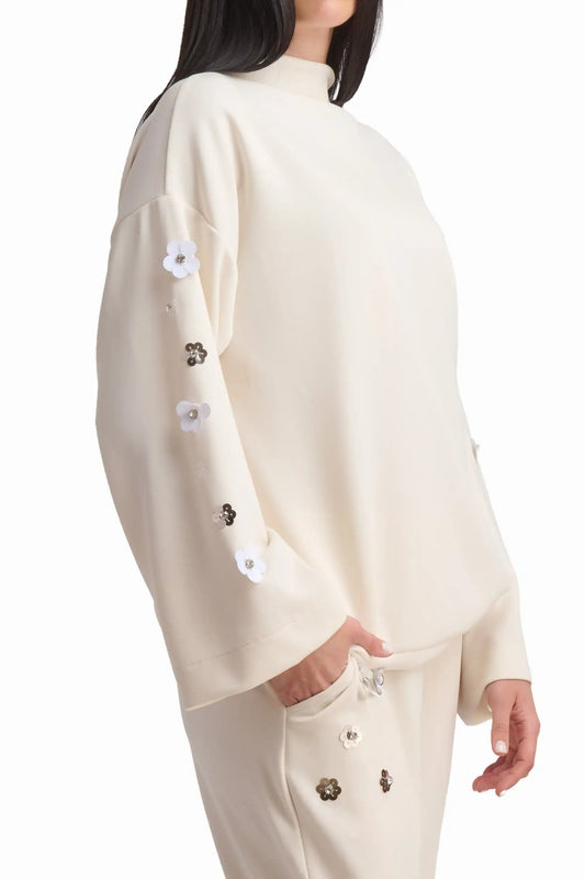 سويت شيرت كريمي بتفاصيل زهور بارزة