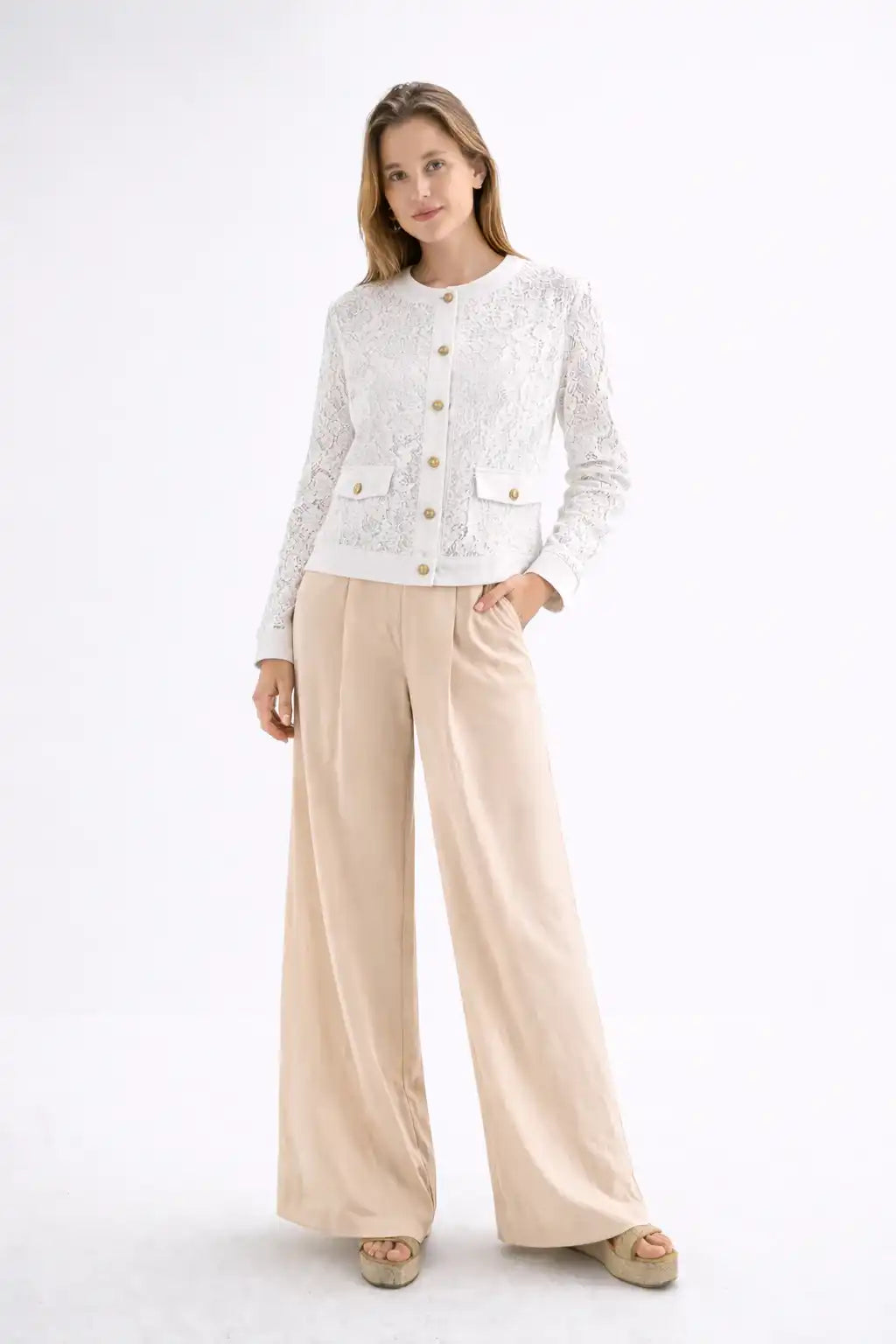 كارديجان دانتيل أبيض بأزرار ذهبية