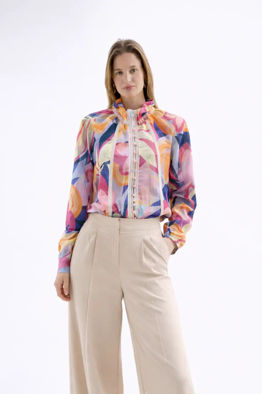 بلوزة ملونة منقوشة