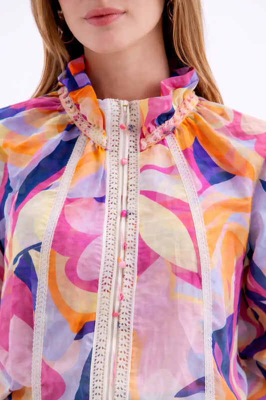 بلوزة ملونة منقوشة