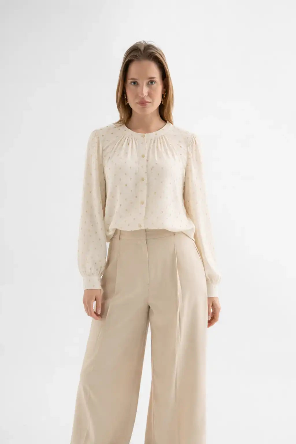 بلوزة كريمي منقطة