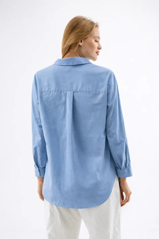 قميص أزرق فاتح