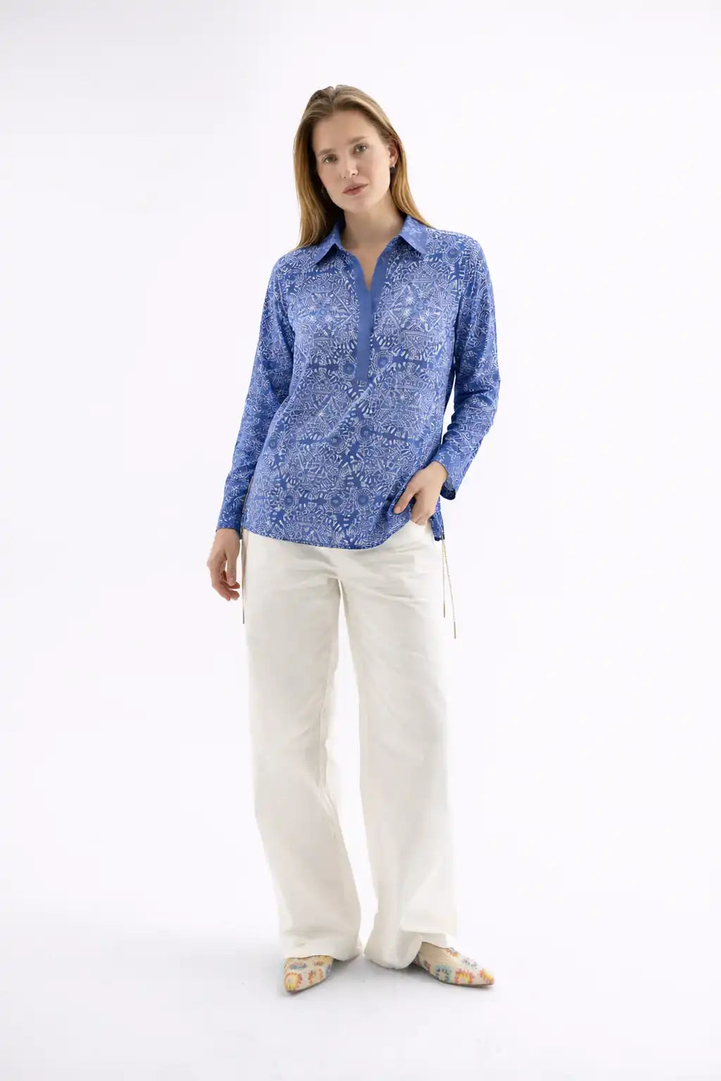 قميص أزرق منقوش