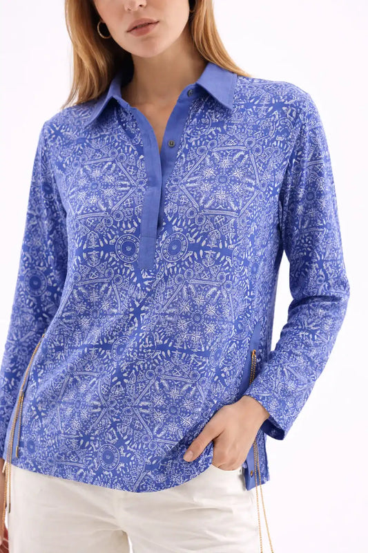 قميص أزرق منقوش